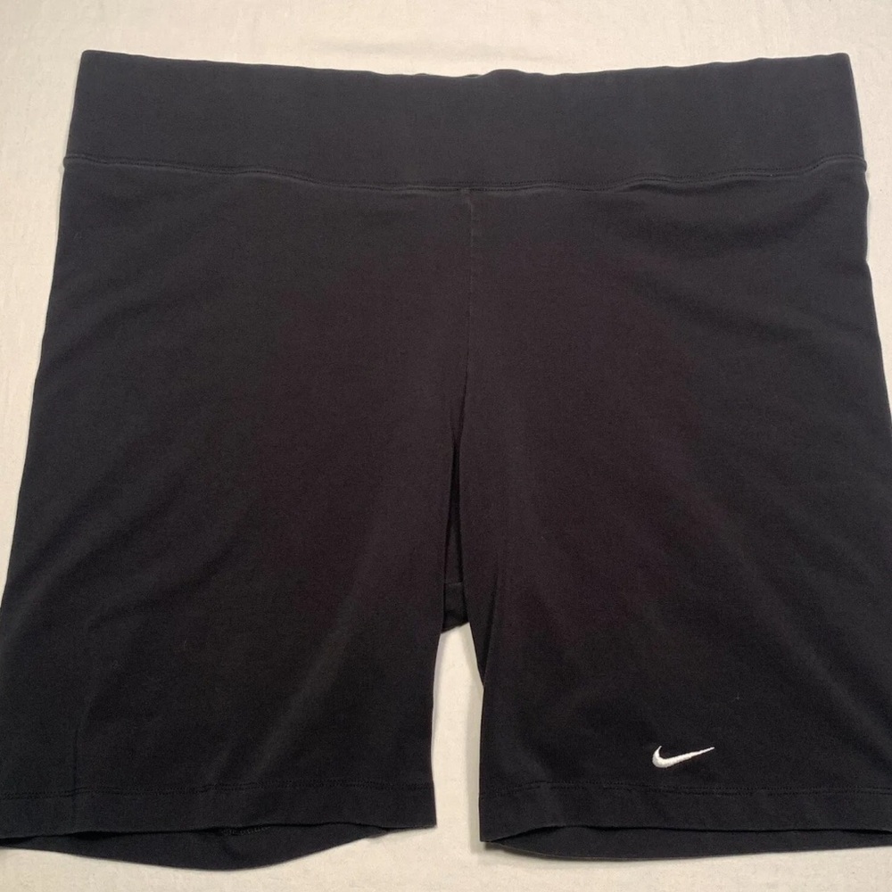 Women’s Nike Essential Mid-Rise Bike Shorts, Size 2x.